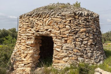 Tarımsal kullanım için inşaat ile manzara. Stonecraft, Barraca de vinya veya caseta de pedra Sezen. Tipik Akdeniz kırsal yapısı. Santa Oliva, Katalonya, İspanya.