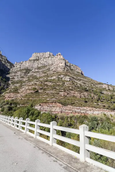 Formaciones rocosas y brisge, vista del paisaje, picos de montaña de Montserrat, macizo cerca de Barcelona, Cataluña, España . — Foto de Stock