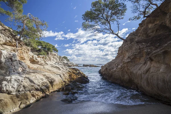 Costa Brava, Platja Aro, Cataluña, España. Formación rocosa y li — Foto de Stock