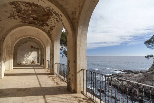 Парапет ходьби, cami de ronda, від Середземного моря на узбережжі Коста-Брава, S-Agaro, Каталонія, Іспанія. — стокове фото