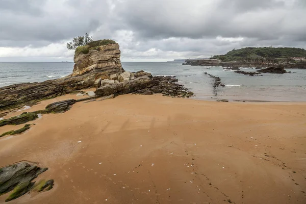 Formación rocosa en la playa de El Sardinero en Santander, Cantabria, España . — Foto de Stock