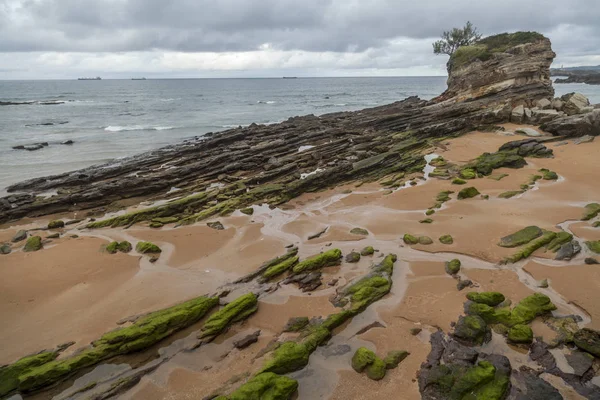 Formación rocosa en la playa de El Sardinero en Santander, Cantabria, España . — Foto de Stock