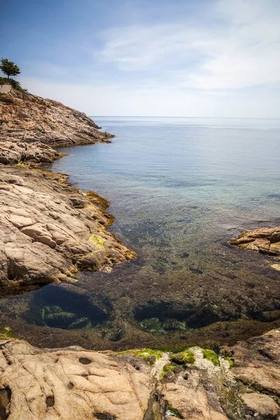 Formación rocosa, mares tranquilos, vistas mediterráneas, costa Brava, Sant Feliu de Guixols, provincia Girona, Cataluña, España . — Foto de Stock