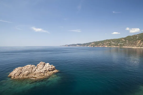 Formation rocheuse mer, vue sur la Méditerranée, costa Brava, Sant Feliu de Guixols, province de Gérone, Catalogne, Espagne . — Photo