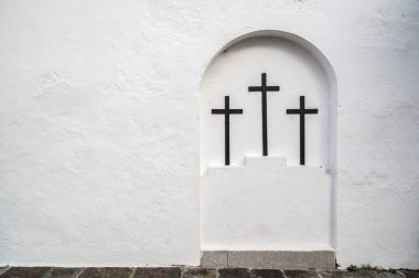 Ağaç haçlar beyaz niş duvarında, Balear Adaları, İspanya.