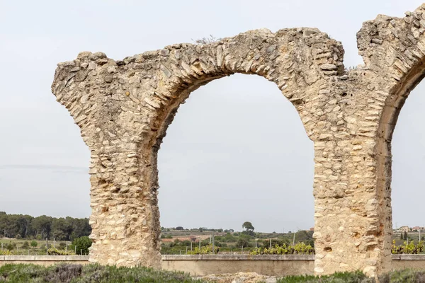 SANT JAUME DELS DOMENYS, SPAIN-APRIL 18,2015: Ancient arches ruins, Roman aqueduct, Sant Jaume dels Domenys, Catalonia. — стокове фото