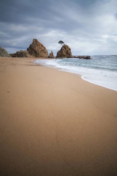 Playa mediterránea y formación rocosa en Tossa de mar, Costa Brava, Cataluña, España — Foto de Stock