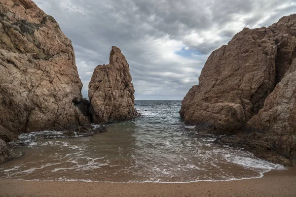 Paisaje marino de la Costa Brava, Formación rocosa en Playa de Banyeres de Ses Dones, Tossa de Mar, Cataluña, España — Foto de Stock