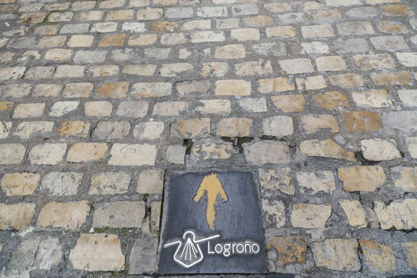 Logroo, знак тротуар Назва міста і Каміно-де-Сантьяго, Ла-Ріоха. — стокове фото