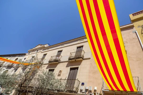Fachadas y grandes senyera, bandera catalana, Cataluña . — Foto de Stock