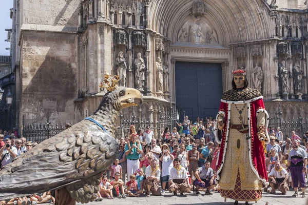 Παραδοσιακά καλοκαιρινά φεστιβάλ, Festa ταγματάρχης, γίγαντες στο μπροστινό μέρος της εκκλησίας, Vilafranca del Penedès, Penedes οινοπαραγωγική περιοχή, Επαρχία Βαρκελώνη, Καταλονία. — Φωτογραφία Αρχείου