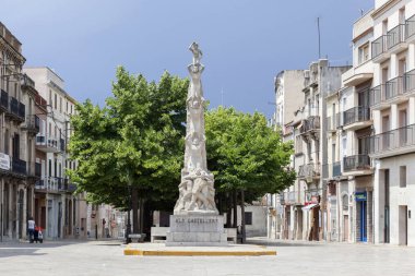 Şehir Manzaralı, sokak ve heykel Als Castellers, Penedes bölge, Catalonia.