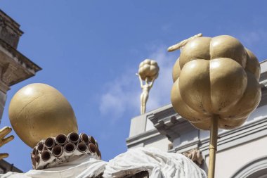 Heykel, heykel, gerçeküstü tarzı ön Tiyatro Müzesi Dali, Figueres, Costa Brava, il Girona, Katalonya, İspanya.