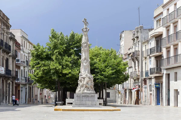 Şehir Manzaralı, sokak ve heykel Als Castellers, Penedes bölge, Catalonia.