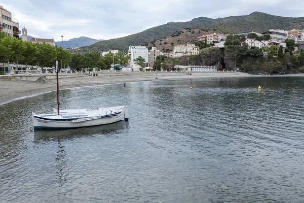 Havet stranden och byn Visa, Portbou, Costa Brava, provinsen Girona, Katalonien. — Stockfoto