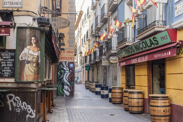 Typische straat in El tubo, beroemde wijk in de stad, tapas eten, Zaragoza. — Stockfoto