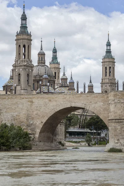 Zaragoza, monumento, El Pilar, puente de piedra y río Ebro . —  Fotos de Stock