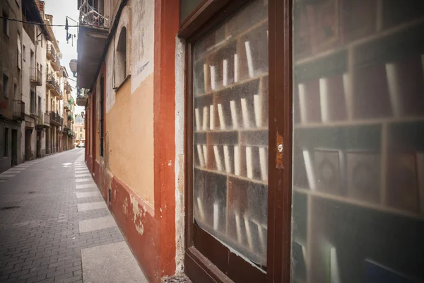 Street view, exposición de la antigua librería en el pueblo catalán de Artes, provincia Barcelona, Cataluña, España . — Foto de Stock
