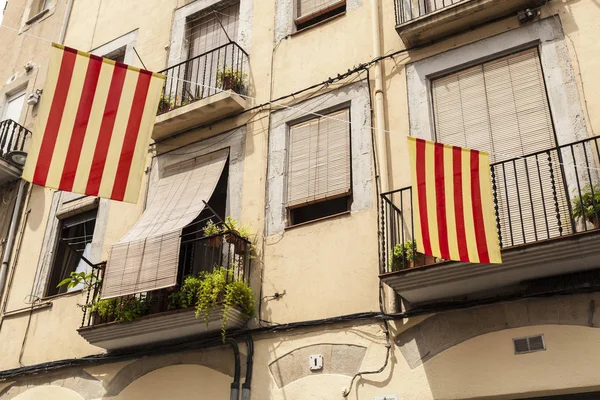 Antiga fachada edifício com senyera, bandeira catalã, Manresa, Catalunha . — Fotografia de Stock