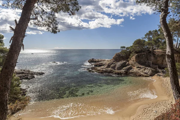 Средиземноморский пляж в Platja Aro, Коста Брава, Каталония, Испания — стоковое фото