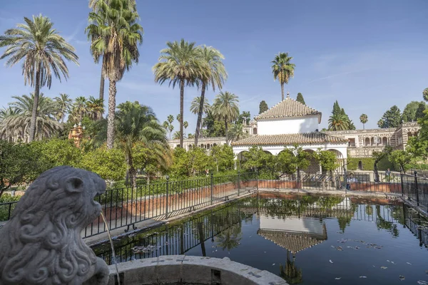 Alcazar Sevilla, Reales Alcazares de Sevilla, zahrad, Andalusie, Španělsko. — Stock fotografie