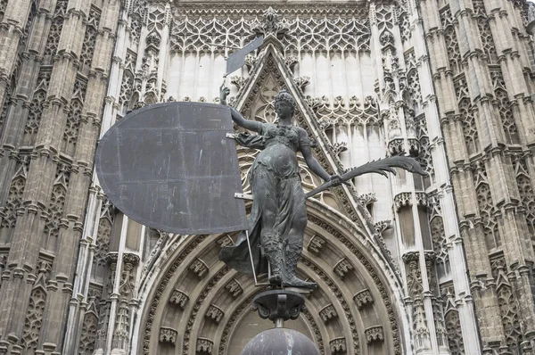 Scultura, replica di el Giraldillo nella cattedrale porta d'ingresso, Puerta del Principe, Siviglia . — Foto Stock