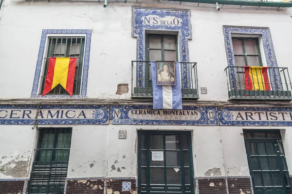 Antiguo edificio de fachada, tienda, cerámica, cerámica artística, típico del barrio de Triana, Sevilla . — Foto de Stock