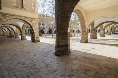 Banyoles, Catalonia, İspanya'nın ana Meydanı'nda gözlerden.