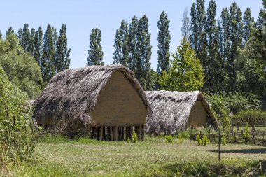 La Daga, göl Banyoles, Catalonia, İspanya yakın arkeolojik jaciment neolitic kulübede rekreasyon.