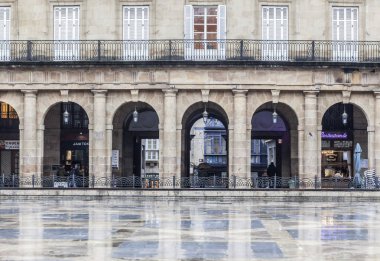 Yeni kare, Plaza Nueva veya Plaza Barria, anıtsal Meydanı, neoklasik stili. Bilbao.