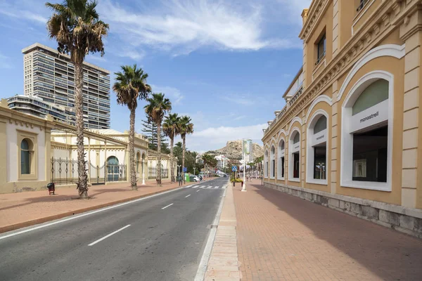Vistas a la calle cerca del puerto y paseo marítimo de Alicante, Spa — Foto de Stock