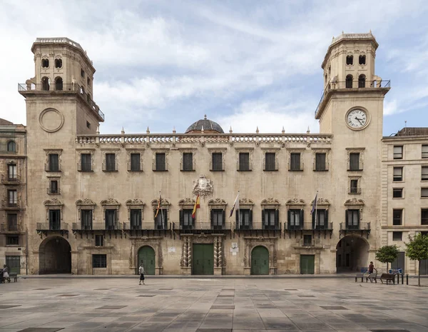 Edificio del Ayuntamiento, de estilo barroco. Alicante, España . — Foto de Stock