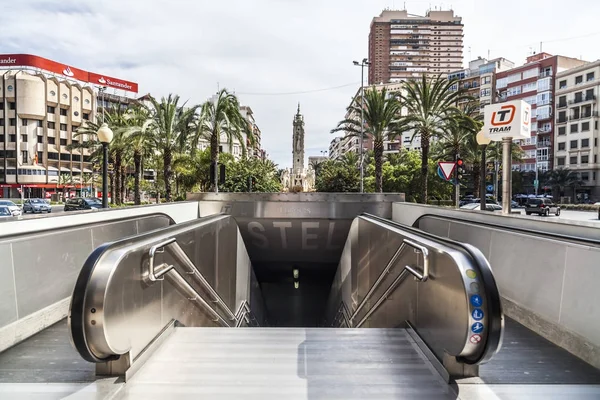 Stadtblick, Platz, Plaza Luceros und U-Bahn-Eingang, alicante, Spanien. — Stockfoto