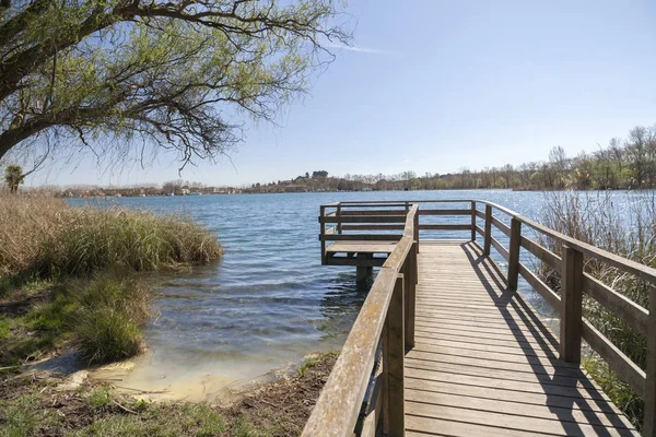 Lago de paisaje con mirador de madera en Banyoles, Cataluña, España . — Foto de Stock