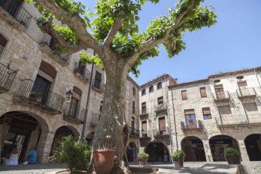 Besalu, Catalonia, İspanya'nın ortaçağ köyü sokak görünümü.