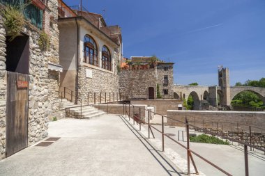 Eski sokak mediavel köy Besalu, Catalonia, İspanya.