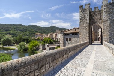Ortaçağ köprü Romanesk tarzı Besalu, Catalonia, İspanya.