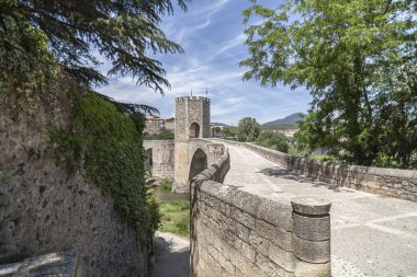 Ortaçağ köprü Romanesk tarzı Besalu, Catalonia, İspanya.