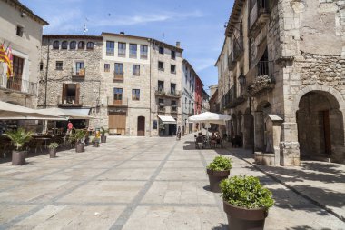 Cadde görünümü ortaçağ köyü Besalu, Catalonia, İspanya.