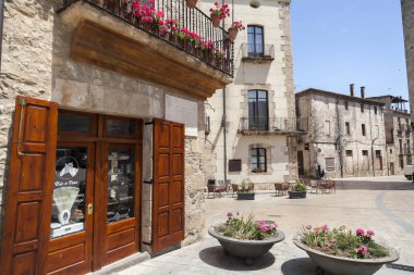 Cadde görünümü ortaçağ köyü Besalu, Catalonia, İspanya.