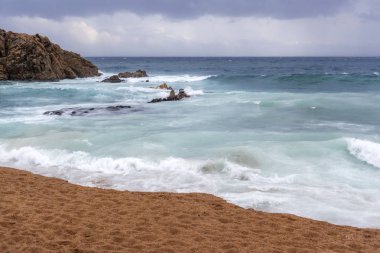 Akdeniz sahil Costa Brava, fırtınalı gün. Blanes, Katalonya, İspanya.