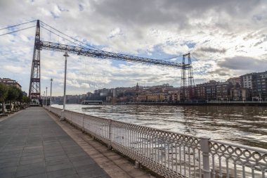 Nervion nehir, mesire ve Vizcaya Köprüsü, puente colgante, Getxo, Bask Ülkesi, Amerika Birleşik Devletleri üzerinden görüntülemek.