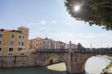 Genel şehir manzaralı ve Segura nehir, tarihi merkez, Murcia, İspanya.