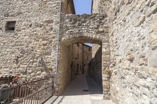 Antica strada nel borgo medievale di Besalu, Catalogna, Spagna . — Foto Stock