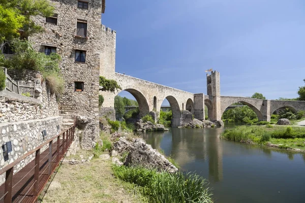 Sea view, nehir ve Romanesk bridge uygulamasında ortaçağ köyü, Besalu, Catalonia, İspanya.