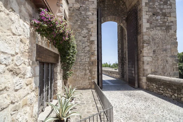 Vista strada e torre arco di ponte romanico nel villaggio medievale di Besalu, Catalogna, Spagna . — Foto Stock