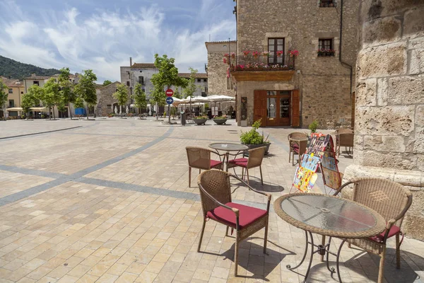 Cadde görünümü ortaçağ köyü Besalu, Catalonia, İspanya.