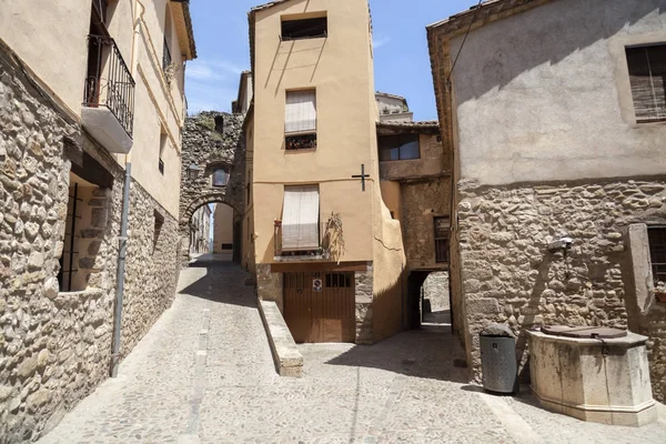 Eski sokak mediavel köy Besalu, Catalonia, İspanya. — Stok fotoğraf