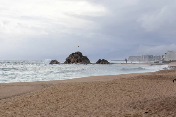 Mediterrâneo praia inverno tempestade dia em Costa Brava, Blanes, Catalunha, Espanha . — Fotografia de Stock