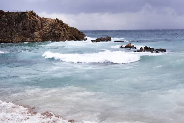 Playa mediterránea en la Costa Brava, día tormentoso.Blanes, Cataluña, España . — Foto de Stock